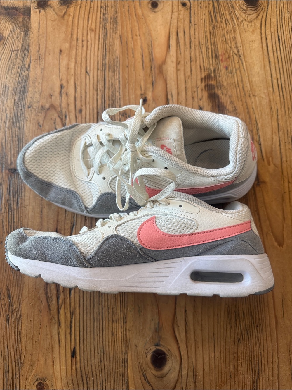 Nike Women’s White Gray Pink Sneakers/ size 8.5 women’s